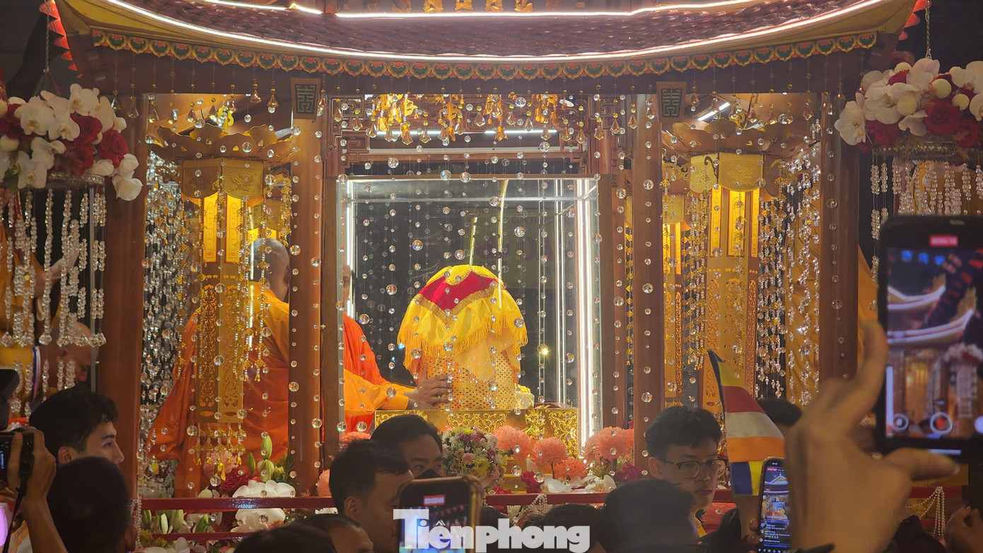 Chiều 13/5, không khí trang nghiêm, hàng nghìn Phật tử thành kính đón mừng xá lợi Đức Phật - bảo vật quốc gia Ấn Độ - được cung nghinh về đến chùa Quán Sứ. Xá lợi của Đức Phật được nhà khảo cổ học người Anh William Claxton Peppe phát hiện ở Kapilavastu năm 1898.