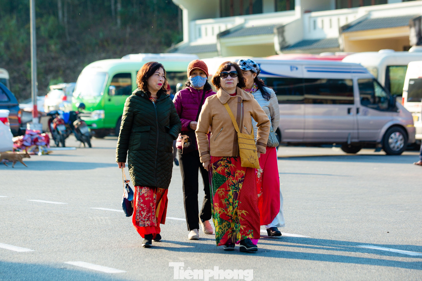 Một số du khách lựa chọn áo dài truyền thống làm trang phục khi tham quan, chiêm bái. Thời tiết sáng 31/1 tại tỉnh Quảng Ninh có nắng, không quá lạnh giúp người dân thuận tiện hơn khi đi lễ hội. Ảnh: TRỌNG TÀI.