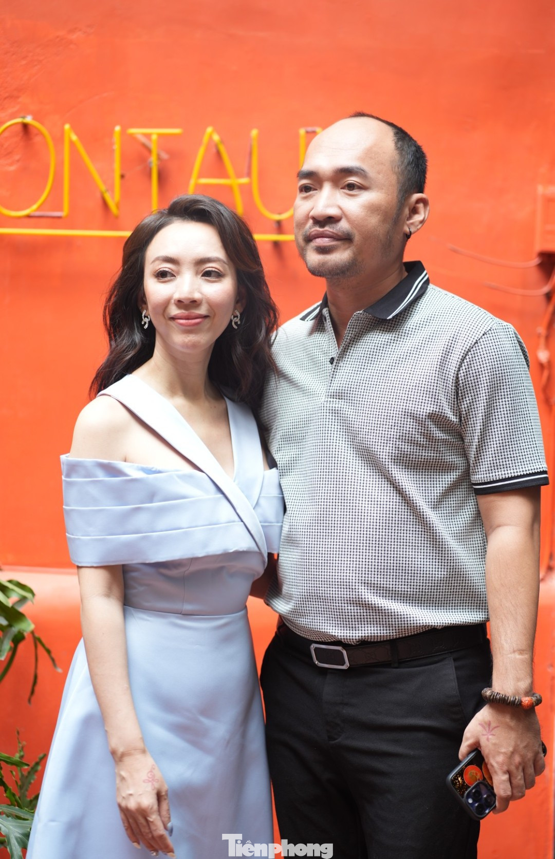 "Ngoài đời anh Luật mất 5 năm chinh phục tôi. Đóng phim này anh ấy lên mặt lắm, nói tôi cuối cùng cũng có ngày này", Thu Trang kể. Trong phim Nhót của Thu Trang không từ "thủ đoạn" để tán tỉnh, "xin con" từ anh Mạnh (Tiến Luật). Ảnh: Trọng Quân.