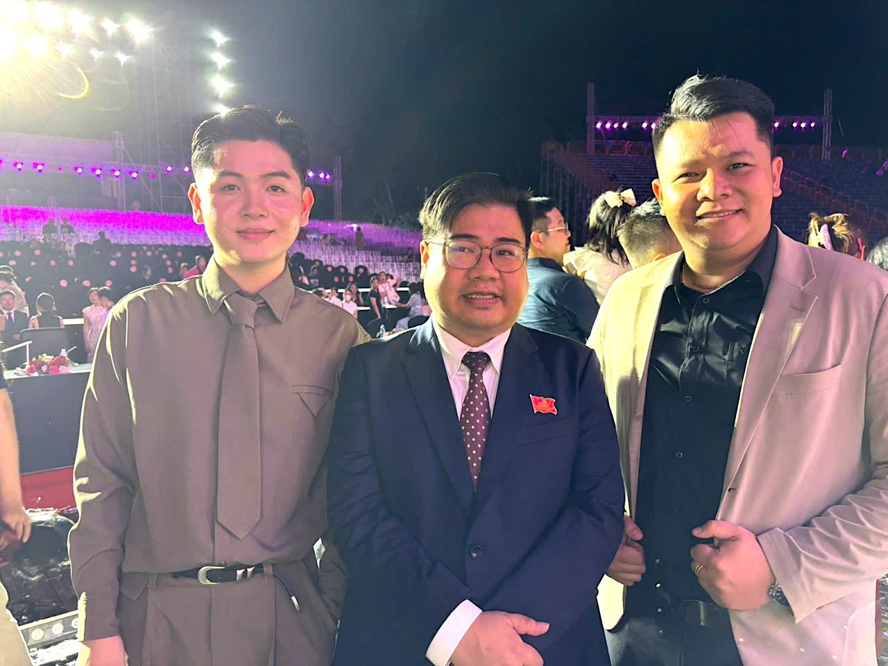 TS Cao Tấn Huy (giữa) lên sân khấu chúc mừng Trúc Linh.