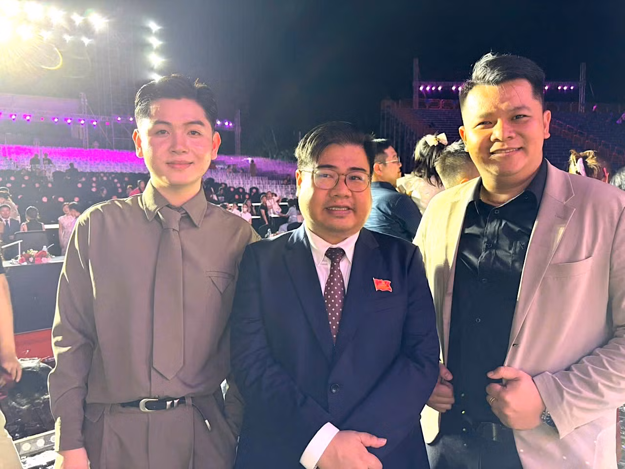 TS Cao Tấn Huy (giữa) lên sân khấu chúc mừng Trúc Linh. TS Cao Tấn Huy (giữa) lên sân khấu chúc mừng Trúc Linh.