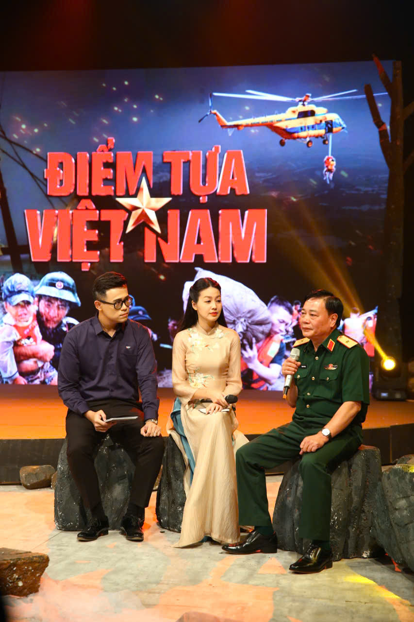 Thiếu tướng Phạm Văn Tỵ - Phó Cục trưởng Cục cứu hộ, cứu nạn (Bộ tổng tham mưu QĐND) - chia sẻ những câu chuyện khó quên khi trực tiếp vào tâm lũ những ngày qua. Thiếu tướng Phạm Văn Tỵ - Phó Cục trưởng Cục cứu hộ, cứu nạn (Bộ tổng tham mưu QĐND) - chia sẻ những câu chuyện khó quên khi trực tiếp vào tâm lũ những ngày qua.