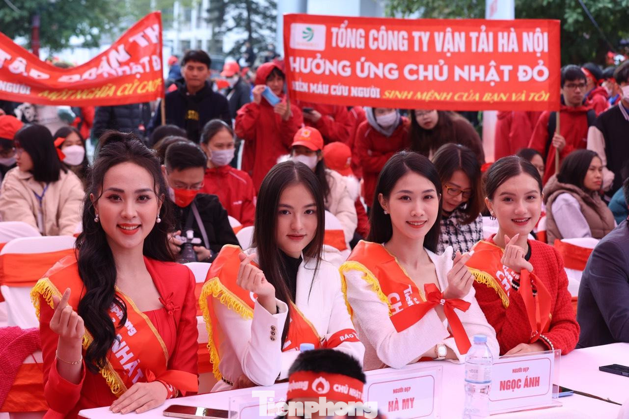 Ngày hội chính Chủ nhật Đỏ lần thứ XV - năm 2023 có sự góp mặt của nhiều người đẹp nổi danh từ Hoa hậu Việt Nam. Người đẹp Diệu Ngân, Hà My, Ngọc Ánh và Hoàng Quỳnh (từ trái qua) tích cực đồng hành với những hoạt động của Chủ nhật Đỏ 2023. Ảnh: Như Ý.