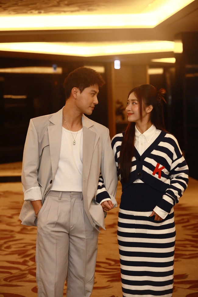 Sau thành công từ 11 tháng 5 ngày, cả Thanh Sơn và Khả Ngân đều coi cặp vợ chồng Danh - Trâm Anh vừa là cái duyên, đồng thời là thách thức lớn để họ vượt qua được chính mình. Không riêng Khả Ngân, Thanh Sơn, các diễn viên khác của Gia đình mình vui bất thình lình cũng thích thú vì kịch bản phim vui nhộn, nhiều cảnh quay thú vị, trẻ trung.