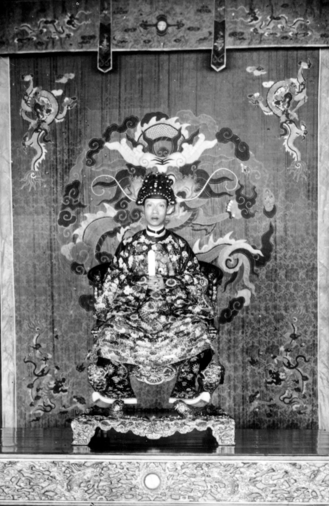 Ngai vàng triều Nguyễn là hiện vật gắn liền với 13 đời vua, từ vua Gia Long đến vua Bảo Đại.