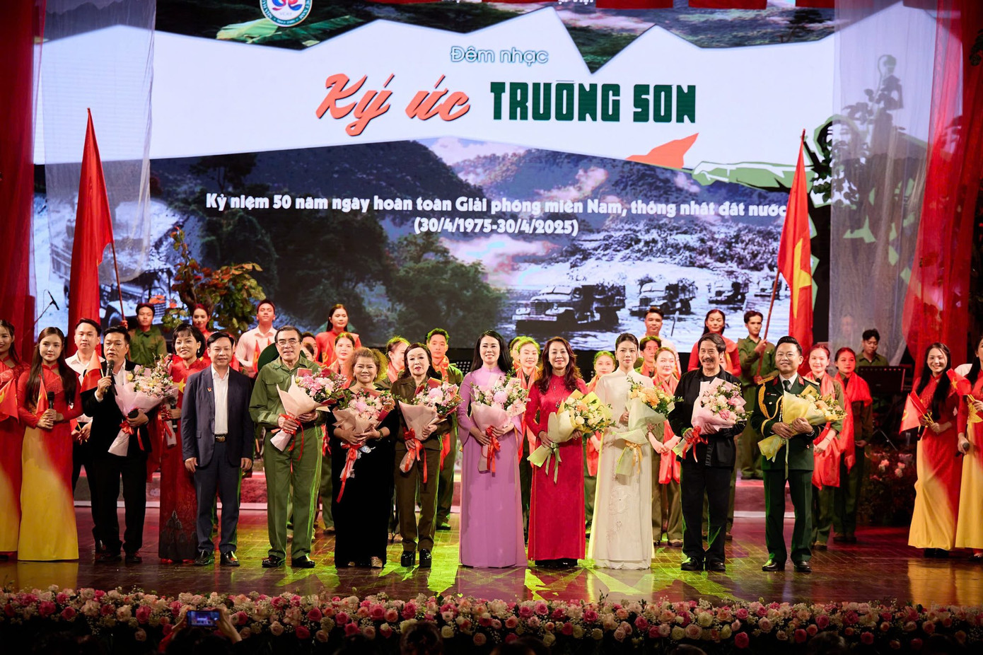 Chương trình nghệ thuật Ký ức Trường Sơn diễn ra tối 27/4 tại Hà Nội quy tụ các nghệ sĩ từng biểu diễn trong chiến trường. Chương trình nghệ thuật Ký ức Trường Sơn diễn ra tối 27/4 tại Hà Nội quy tụ các nghệ sĩ từng biểu diễn trong chiến trường.