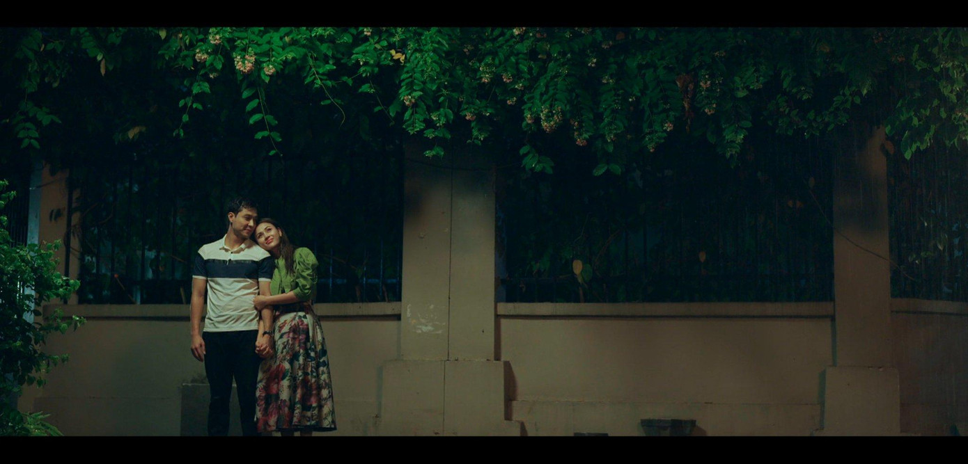 Cảnh dầm mưa của Vũ và Lam là một trong những phân cảnh lãng mạn hiếm hoi từ đầu phim, giữa những căng thẳng của việc điều tra, phá án. Trước đó, diễn viên Thanh Sơn cũng cho biết anh tận dụng thế mạnh ở dạng vai tâm lý tình cảm để bổ trợ cho những cảnh quay với bạn diễn Lương Thu Trang.