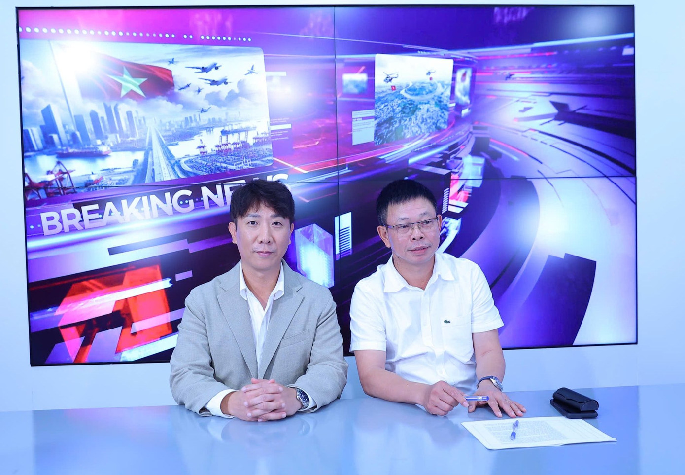 Nhà báo Phùng Công Sưởng (phải) - Tổng Biên tập báo Tiền Phong và ông Ko Jae Soo - Tổng Giám đốc CGV Việt Nam.