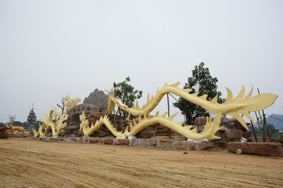 Nhiều người cho rằng linh vật rồng được tạo hình giống thân hình một con lươn, trong khi đầu rồng thô, đuôi rồng như hình đuôi cá hố. Tác phẩm nghệ thuật ở Thanh Hóa khiến cộng đồng mạng phải thốt lên đây là tượng rồng "còi xương" nhất từng thấy.