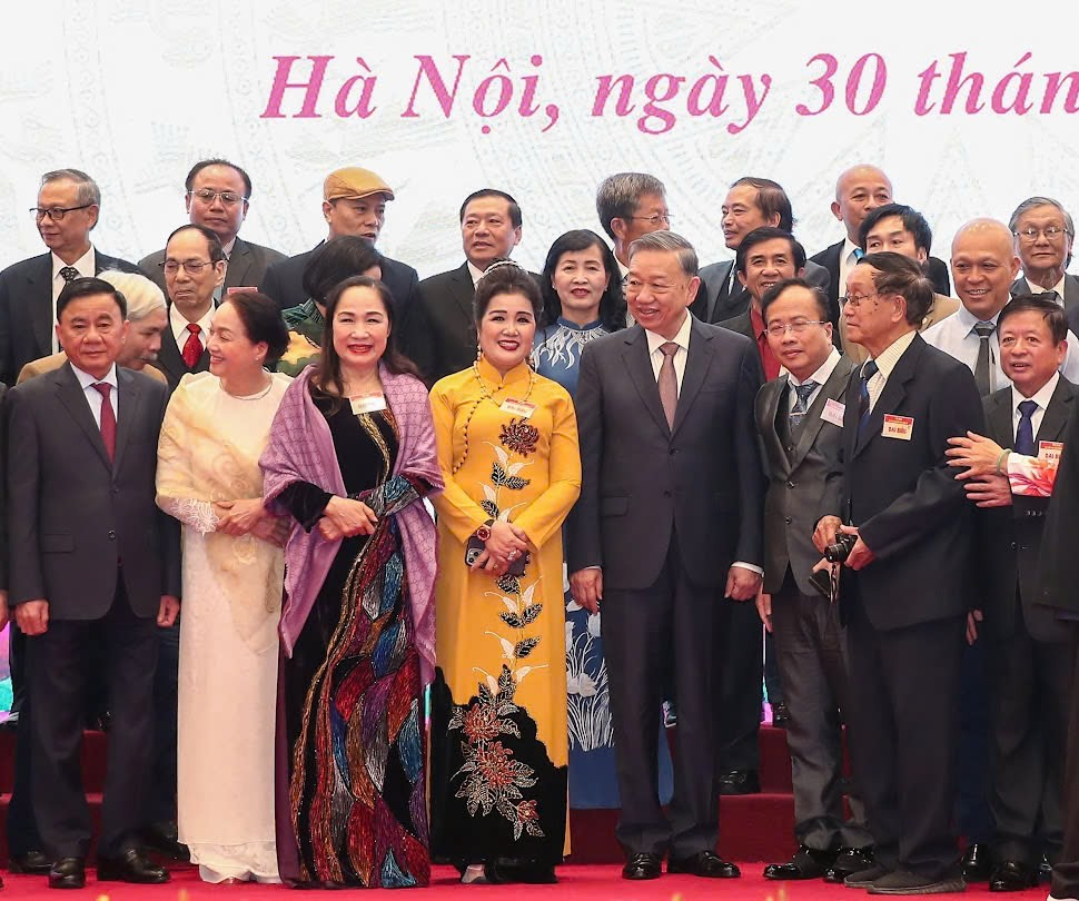 "Sự quan tâm của Đảng, Nhà nước là động lực để nghệ sĩ cống hiến", NSND Lệ Ngọc nói. "Sự quan tâm của Đảng, Nhà nước là động lực để nghệ sĩ cống hiến", NSND Lệ Ngọc nói.