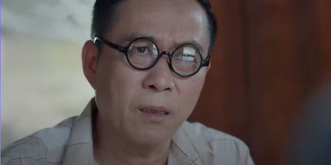 Ông Kình ngăn cản bà Lan nói cho Gia An sự thật động trời. Ảnh: CMH.