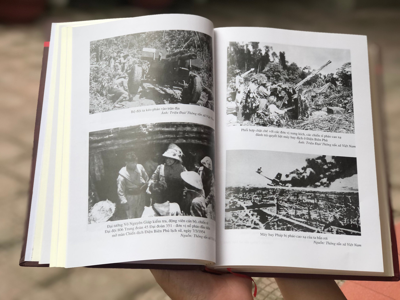 Nhiều hình ảnh trong sách được lấy từ bản phim gốc của phóng viên chiến trường.