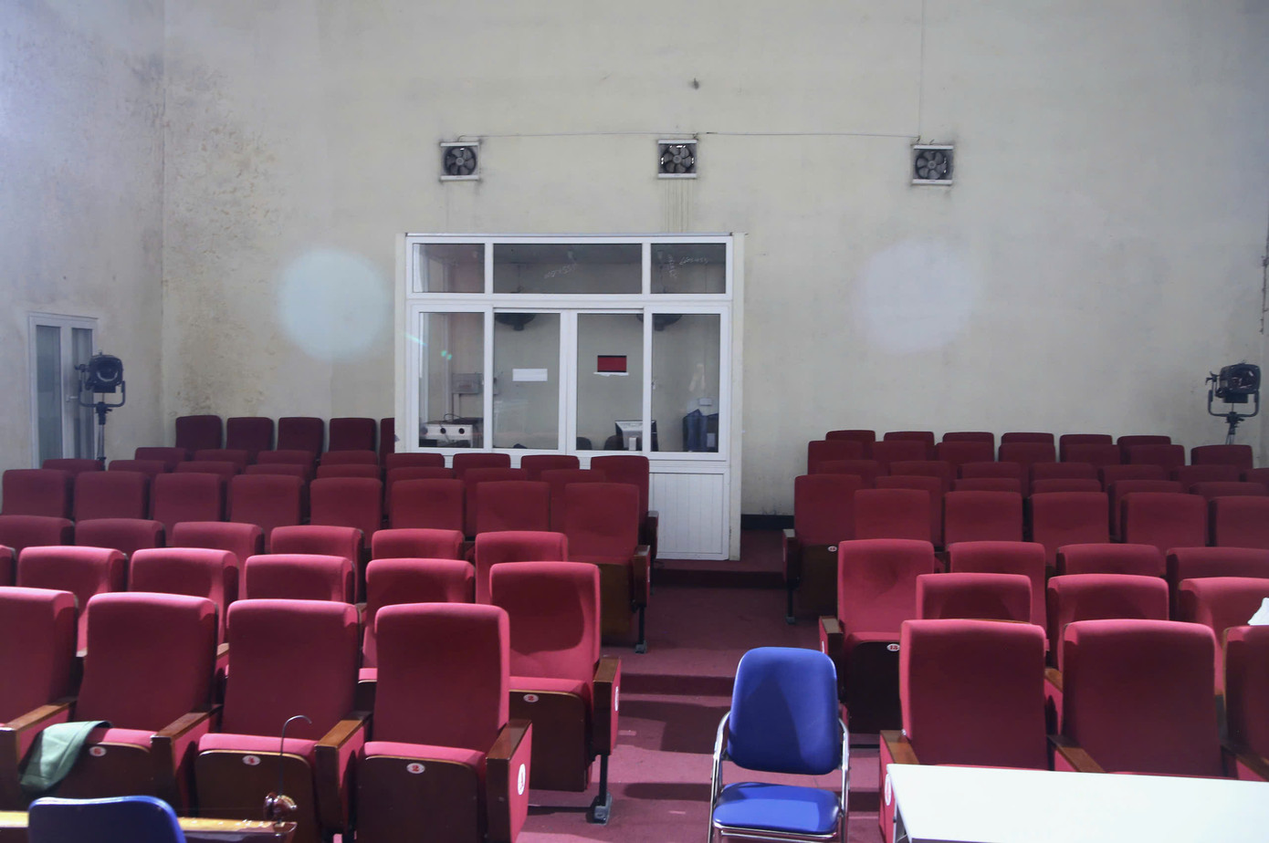 Khu vực hội trường to có khoảng vài chục ghế. Lâu nay, nơi này chỉ dùng để luyện tập. Với những buổi diễn lớn, nhà hát phải đi thuê địa điểm bên ngoài.