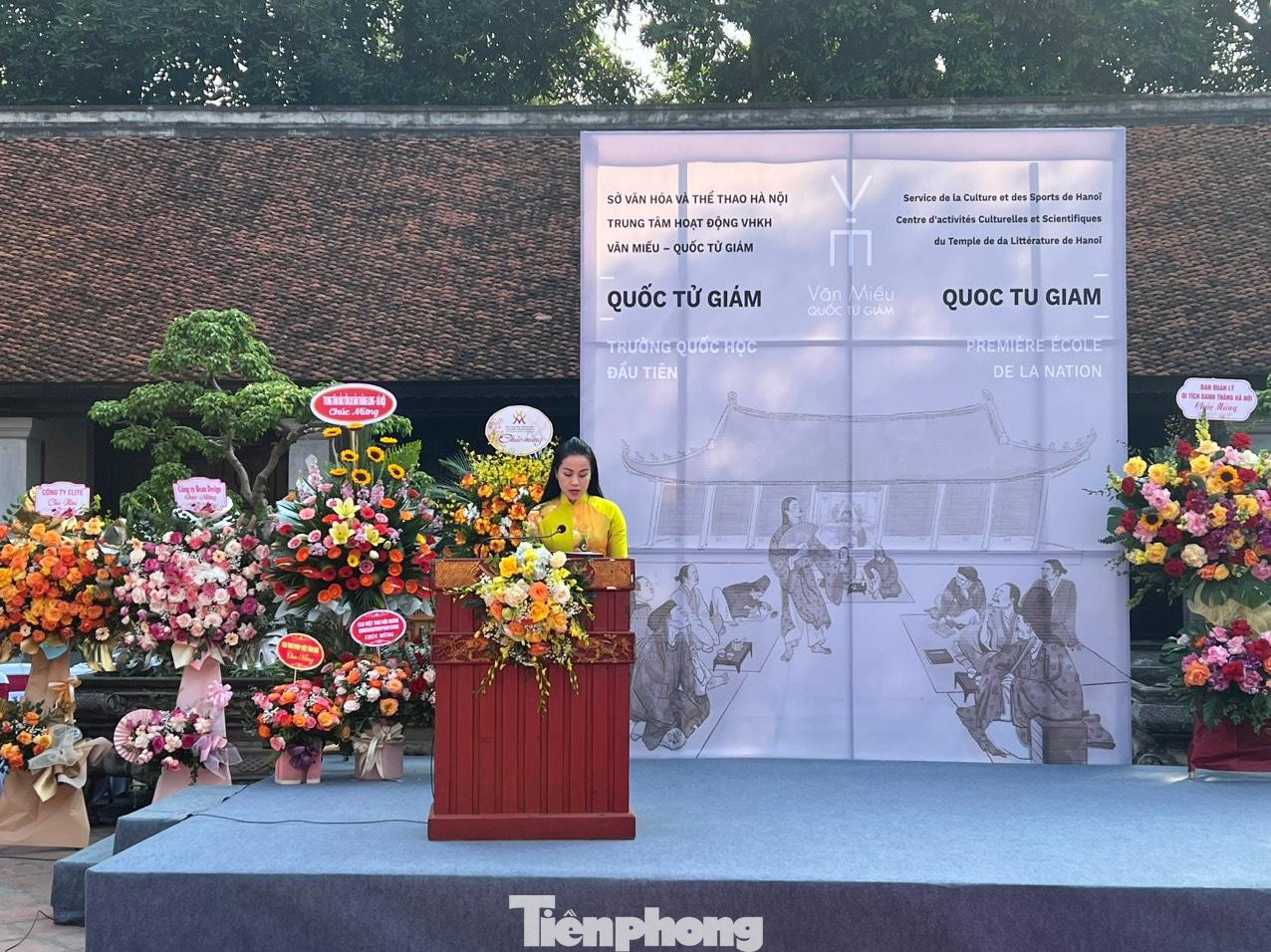 Bà Phạm Thị Mỹ Hoa - Phó Giám đốc Sở Văn hoá, Thể thao Hà Nội - phát biểu khai mạc trưng bày Quốc Tử Giám - Trường Quốc học đầu tiên tại Văn Miếu - Quốc Tử Giám vào sáng 20/12. Ảnh: NGỌC ÁNH.