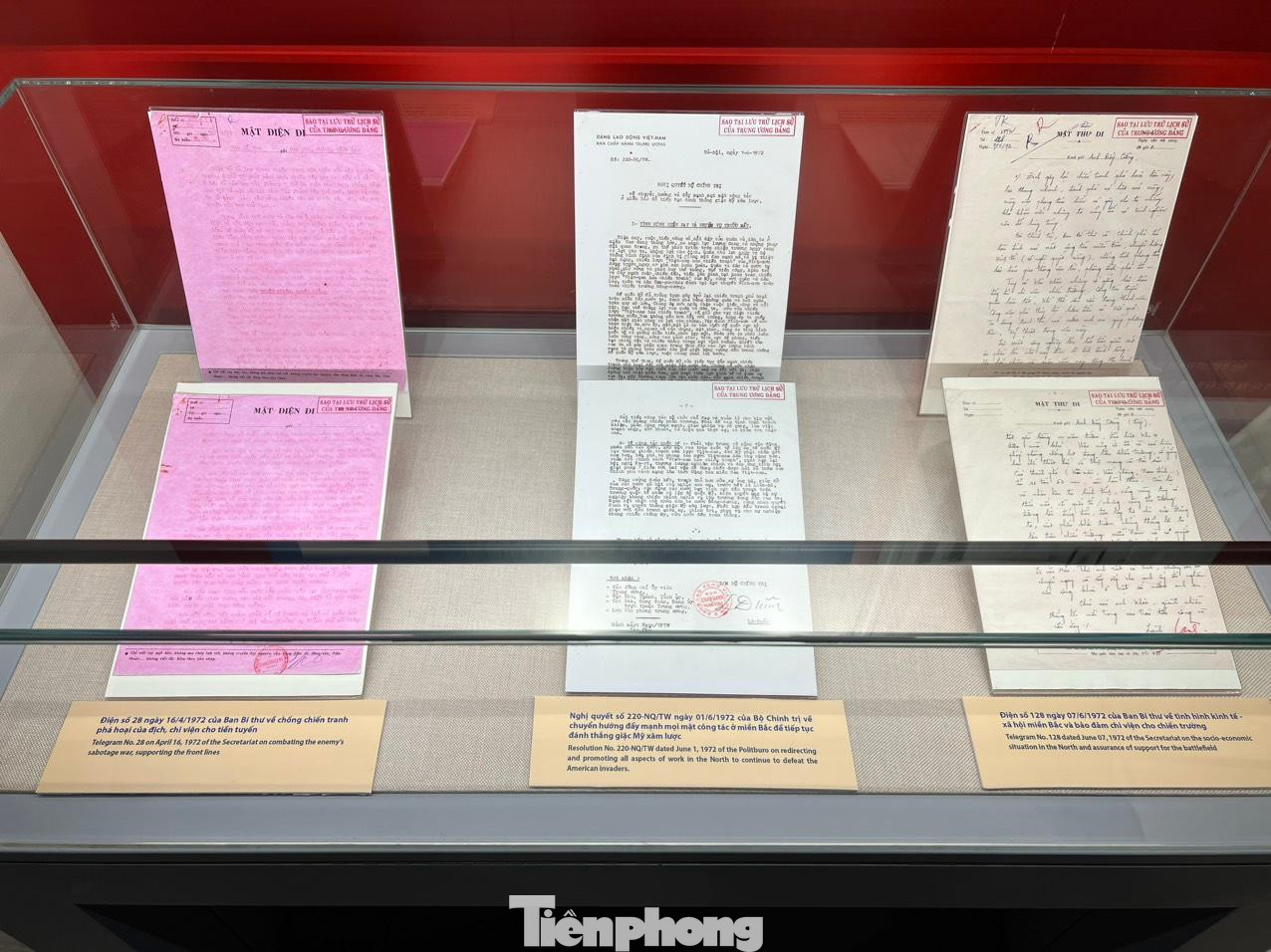 Một số mật điện, nghị quyết của Ban Bí thư, Bộ Chính trị về chống chiến tranh phá hoại, đẩy mạnh mọi công tác chi viện cho chiến trường. Ảnh: NGỌC ÁNH. Một số mật điện, nghị quyết của Ban Bí thư, Bộ Chính trị về chống chiến tranh phá hoại, đẩy mạnh mọi công tác chi viện cho chiến trường. Ảnh: NGỌC ÁNH.