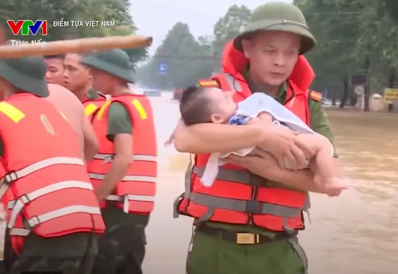 Tinh thần quên mình vì người dân của các lực lượng vũ trang và chính quyền, nhân dân vùng lũ được tôn vinh. Tinh thần quên mình vì người dân của các lực lượng vũ trang và chính quyền, nhân dân vùng lũ được tôn vinh.