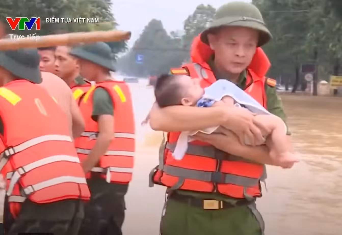 Tinh thần quên mình vì người dân của các lực lượng vũ trang và chính quyền, nhân dân vùng lũ được tôn vinh.