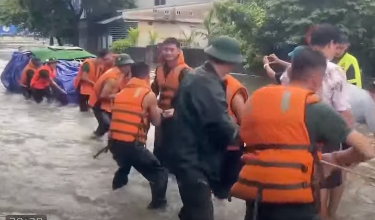 Tinh thần quên mình vì người dân của các lực lượng vũ trang và chính quyền, nhân dân vùng lũ được tôn vinh. Tinh thần quên mình vì người dân của các lực lượng vũ trang và chính quyền, nhân dân vùng lũ được tôn vinh.