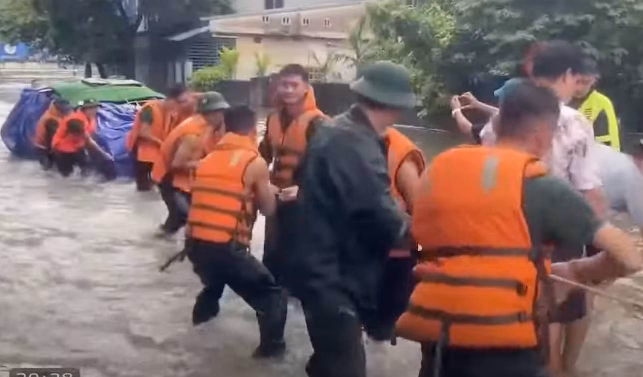 Tinh thần quên mình vì người dân của các lực lượng vũ trang và chính quyền, nhân dân vùng lũ được tôn vinh.