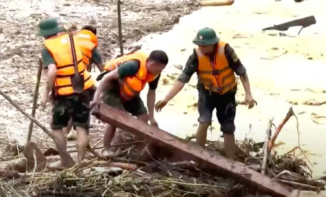 Tinh thần quên mình vì người dân của các lực lượng vũ trang và chính quyền, nhân dân vùng lũ được tôn vinh. Tinh thần quên mình vì người dân của các lực lượng vũ trang và chính quyền, nhân dân vùng lũ được tôn vinh.