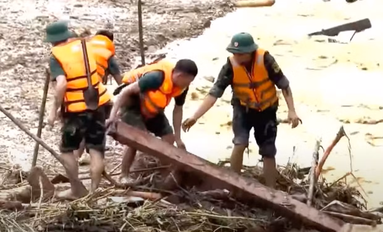 Tinh thần quên mình vì người dân của các lực lượng vũ trang và chính quyền, nhân dân vùng lũ được tôn vinh.