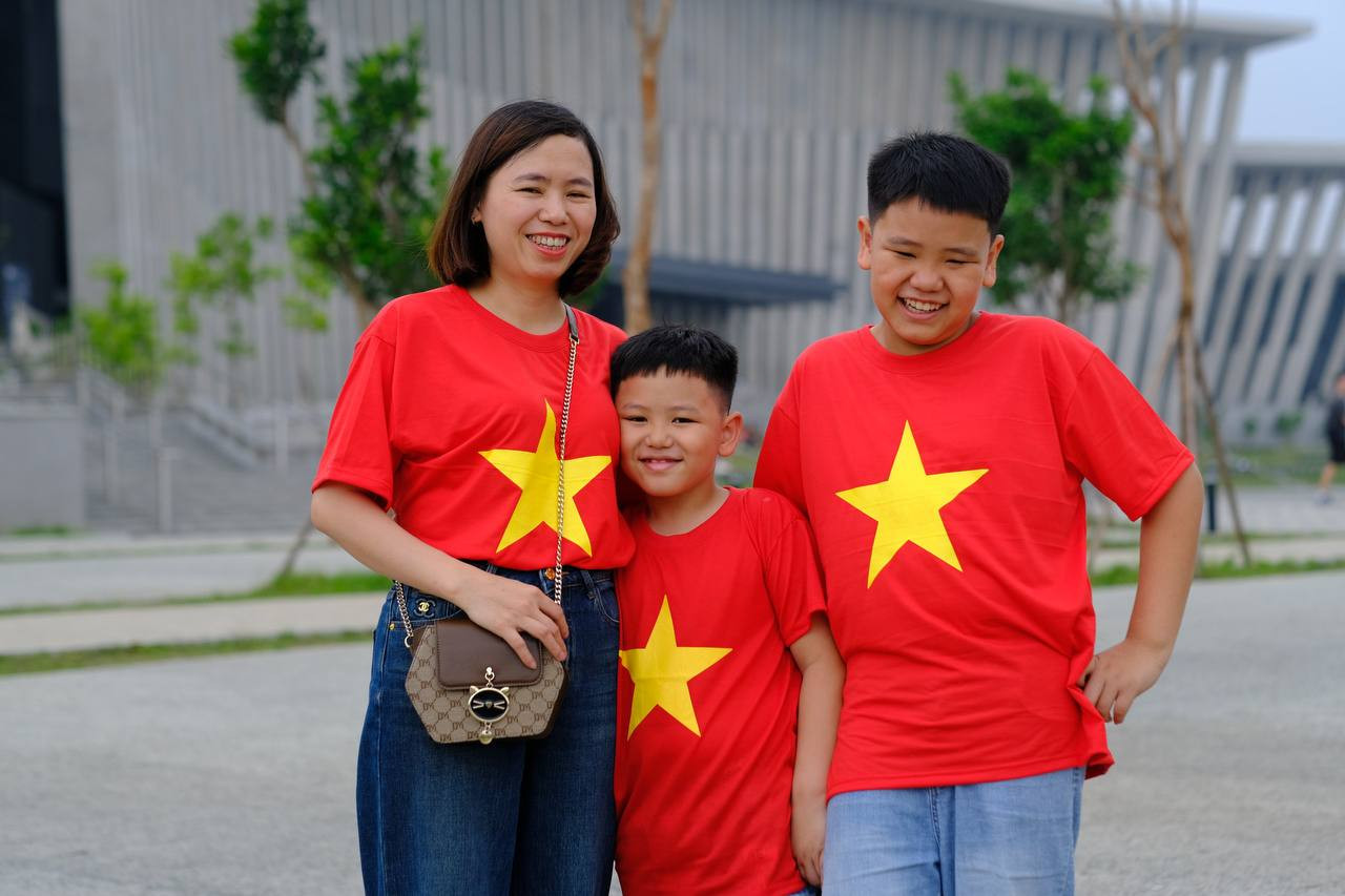 Gia đình chị Lê Thúy bắt đầu chuyến tham quan từ trưa 26/4. Thời tiết dễ chịu khiến lượng khách đổ về rất đông.