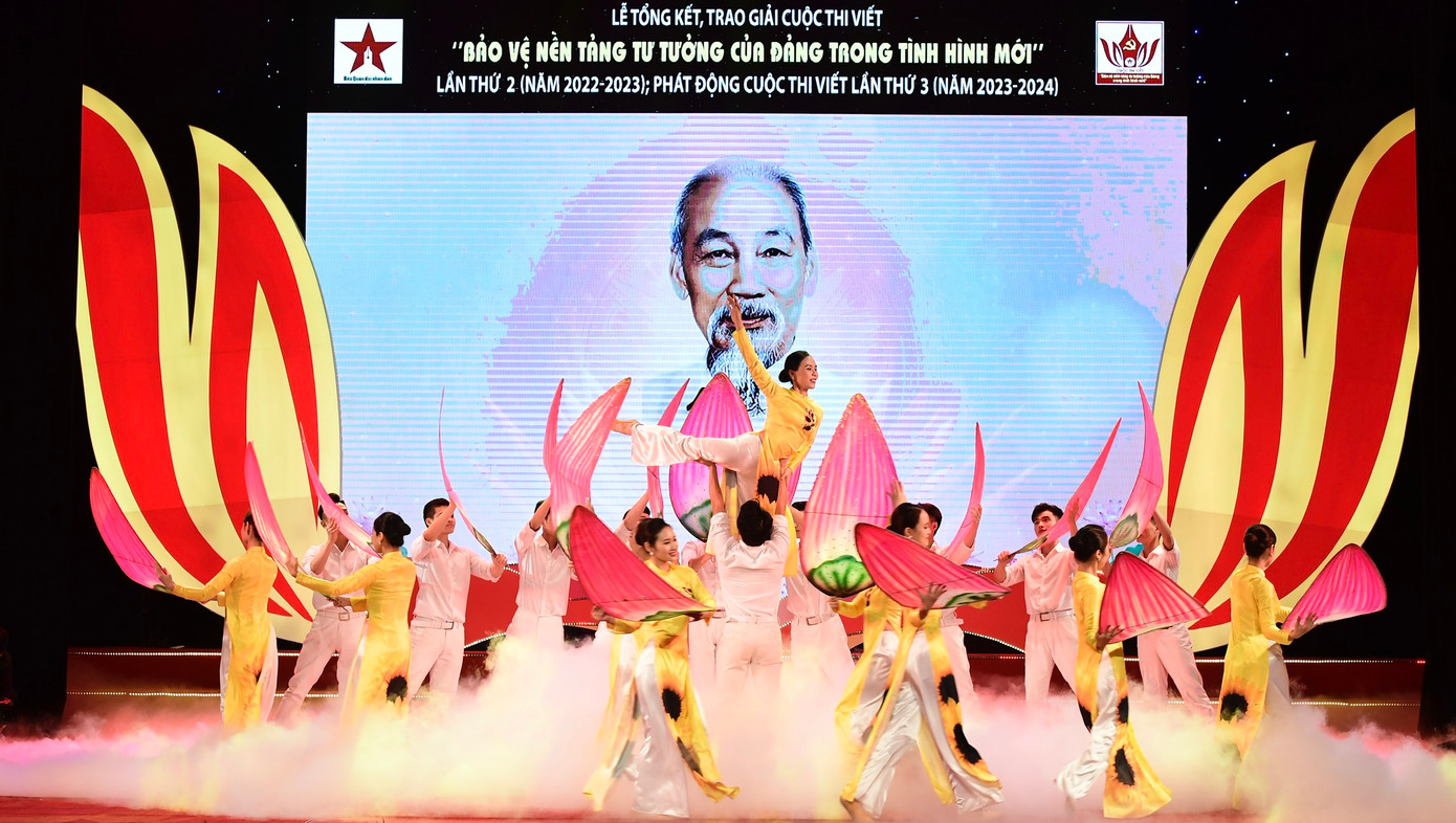 Ban tổ chức trao 3 giải nhất, 6 giải nhì, 9 giải ba, 12 giải khuyến khích.