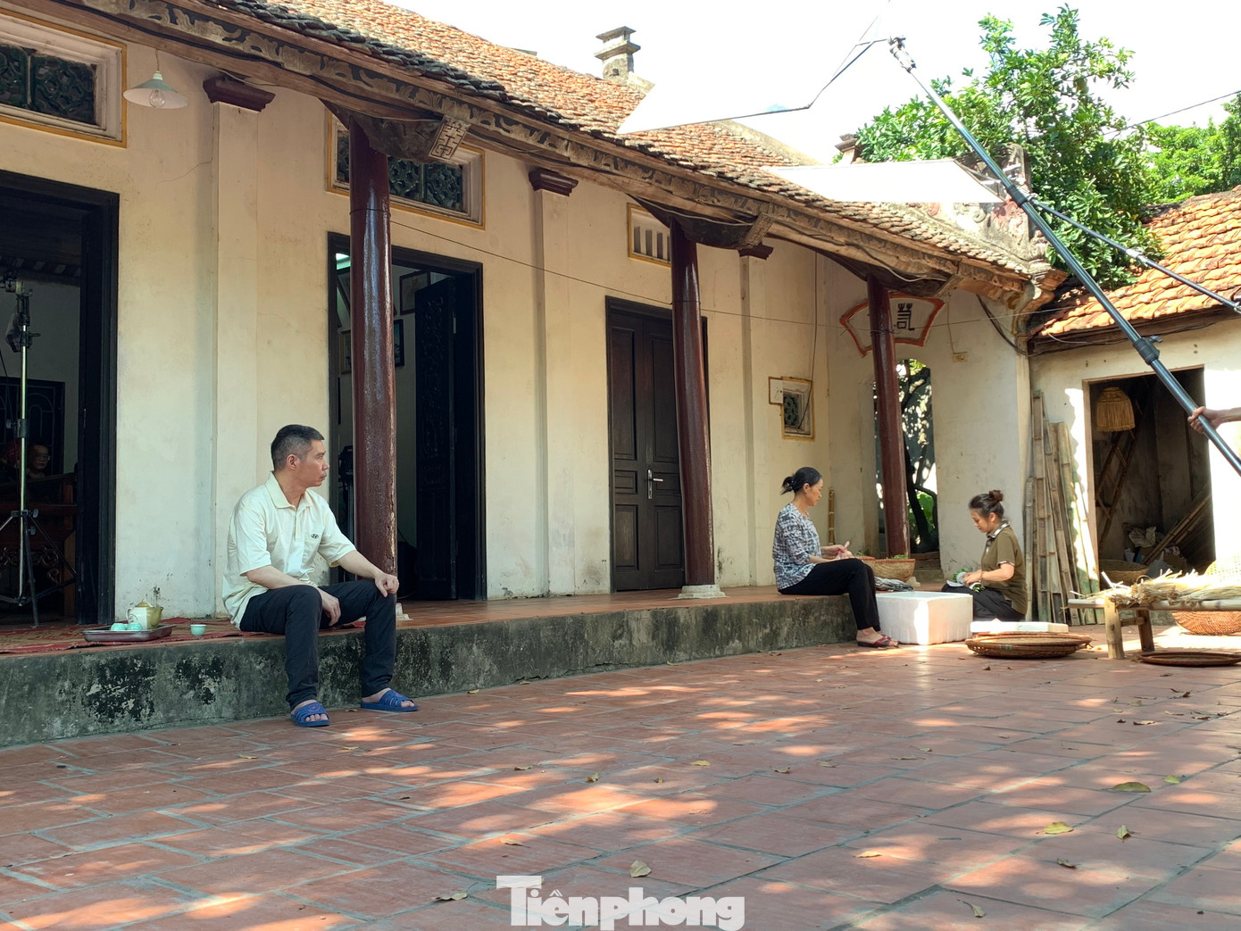 Sau bạo bệnh, Gia đình mình vui bất thình lình là dự án truyền hình hiếm hoi NSND Công Lý tham gia. Trước đó, đầu năm 2023, anh trở lại với vai diễn quen thuộc - Cô Đẩu trong Gặp nhau cuối năm. Nam nghệ sĩ cũng góp một vai nhỏ trong bộ phim Dưới bóng cây hạnh phúc và Chồng cũ, vợ cũ, người yêu cũ của đạo diễn, NSƯT Vũ Trường Khoa. Sau bạo bệnh, Gia đình mình vui bất thình lình là dự án truyền hình hiếm hoi NSND Công Lý tham gia. Trước đó, đầu năm 2023, anh trở lại với vai diễn quen thuộc - Cô Đẩu trong Gặp nhau cuối năm. Nam nghệ sĩ cũng góp một vai nhỏ trong bộ phim Dưới bóng cây hạnh phúc và Chồng cũ, vợ cũ, người yêu cũ của đạo diễn, NSƯT Vũ Trường Khoa.