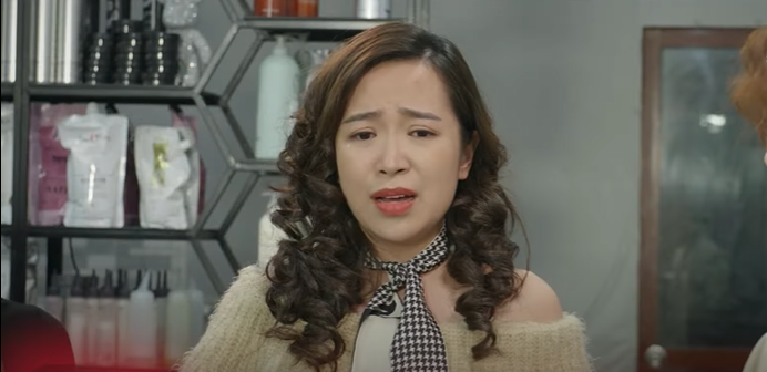 Son ăn diện nhưng không ai để ý, thậm chí cô còn bị chê là nhố nhăng. Ảnh: CMH. Son ăn diện nhưng không ai để ý, thậm chí cô còn bị chê là nhố nhăng. Ảnh: CMH.