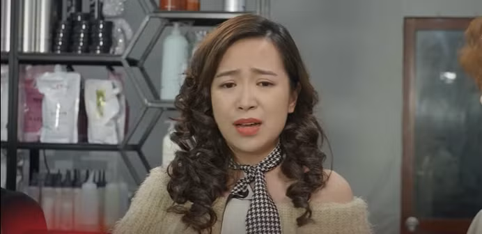 Son ăn diện nhưng không ai để ý, thậm chí cô còn bị chê là nhố nhăng. Ảnh: CMH.