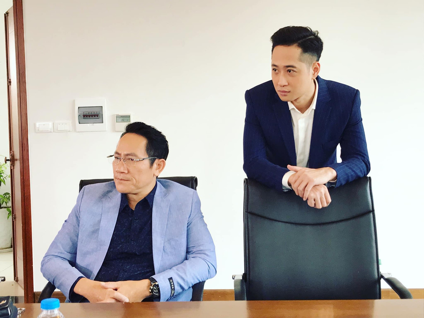 Trong hai bộ phim &quot;giờ vàng&quot; VTV là Đừng bắt em phải quên và Hoa hồng trên ngực trái, nam diễn viên thuộc Nhà hát Kịch Hà Nội thành công thể hiện vai diễn &quot;đàn em&quot; cho các sếp lớn. Tuy được sếp tin tưởng nhưng nhân vật này lại có những mưu mô, toan tính riêng và sẵn sàng trở thành kẻ phản bội