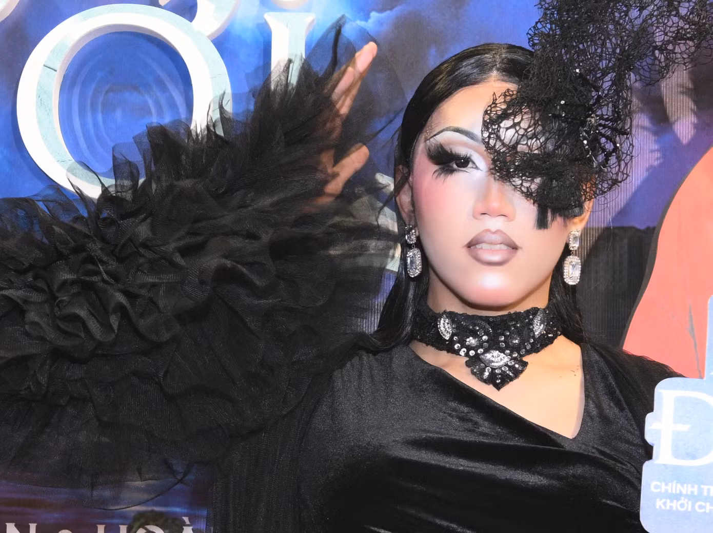 Các nhân vật drag queen (nghệ sĩ nam hóa trang thành nữ) tại thảm đỏ. Trong phim, Thanh Duy đóng vai nghệ sĩ trang điểm ban ngày và drag queen ban đêm. Dưới đáy hồ có những phân cảnh đầy mê hoặc khi bản thể drag queen của Thanh Duy biểu diễn tại hộp đêm, khoác lên mình bộ cánh đỏ rực. Các nhân vật drag queen (nghệ sĩ nam hóa trang thành nữ) tại thảm đỏ. Trong phim, Thanh Duy đóng vai nghệ sĩ trang điểm ban ngày và drag queen ban đêm. Dưới đáy hồ có những phân cảnh đầy mê hoặc khi bản thể drag queen của Thanh Duy biểu diễn tại hộp đêm, khoác lên mình bộ cánh đỏ rực.