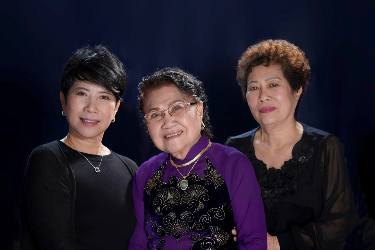 NSƯT Mai Châu (giữa) cùng người thân. NSƯT Mai Châu (giữa) cùng người thân.