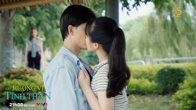 Thy chứng kiến người phụ nữ khác chủ động bày tỏ tình cảm với chồng mình. Thy chứng kiến người phụ nữ khác chủ động bày tỏ tình cảm với chồng mình.