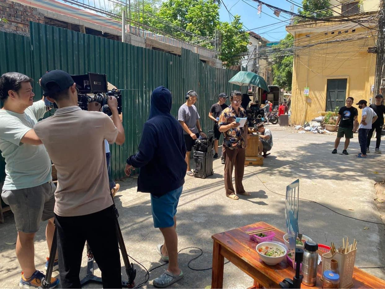 Diễn viên Bá Anh tập thoại dưới cái nắng gay gắt. Diễn viên Bá Anh tập thoại dưới cái nắng gay gắt.