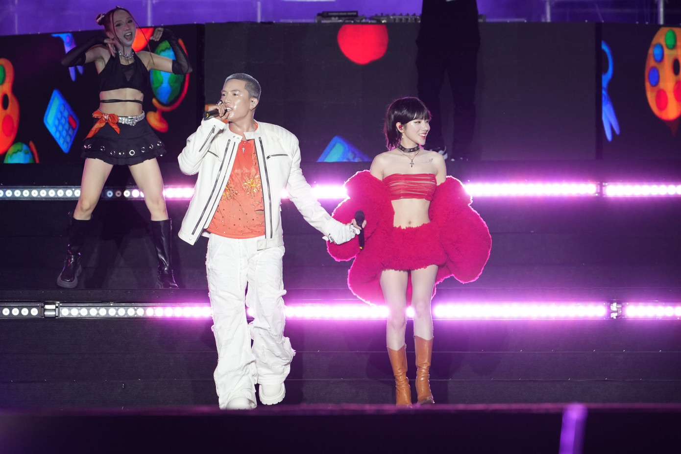 Anh Tú có nhiều màn tương tác với LyLy trên sân khấu.