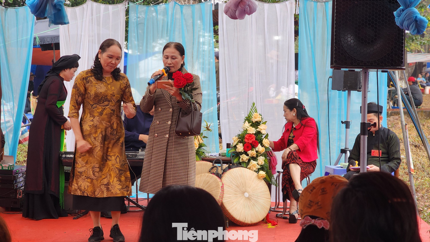 Chị Thoa (Thanh Oai, Hà Nội) chia sẻ: "Hội Lim năm nay dù mưa nhưng vẫn rất đông vui. Tôi đã lên canh hát trình bày bài Gửi người quan họ. Mỗi năm, hội Lim là dịp để tôi được lên sân khấu biểu diễn, thể hiện đam mê âm nhạc truyền thống". Ảnh: TRỌNG QUÂN.