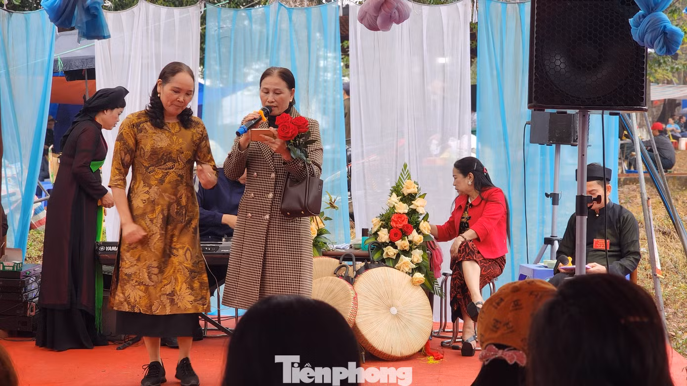 Chị Thoa (Thanh Oai, Hà Nội) chia sẻ: "Hội Lim năm nay dù mưa nhưng vẫn rất đông vui. Tôi đã lên canh hát trình bày bài Gửi người quan họ. Mỗi năm, hội Lim là dịp để tôi được lên sân khấu biểu diễn, thể hiện đam mê âm nhạc truyền thống". Ảnh: TRỌNG QUÂN.
