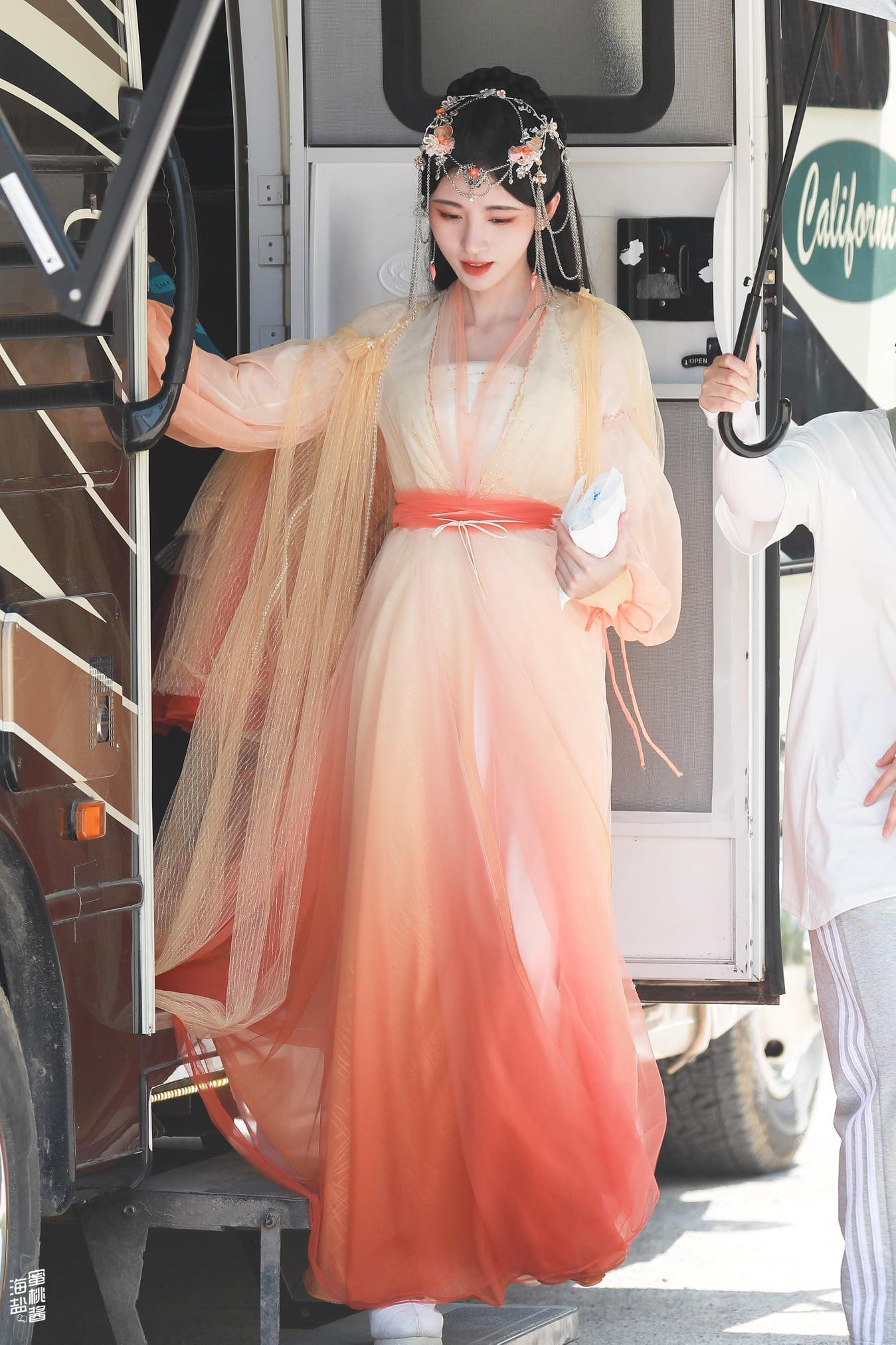 Được "đóng đinh" cho những vai diễn cổ trang, chính vì vậy, tạo hình của Cúc Tịnh Y qua mỗi bộ phim đều nhận được sự chú ý của khán giả. Khi những hình ảnh hậu trường Hoa nhung được đăng tải, nhiều người nhận ra hình tượng của nữ diễn viên 27 tuổi không mấy thay đổi so với những bộ phim trước đó. Được "đóng đinh" cho những vai diễn cổ trang, chính vì vậy, tạo hình của Cúc Tịnh Y qua mỗi bộ phim đều nhận được sự chú ý của khán giả. Khi những hình ảnh hậu trường Hoa nhung được đăng tải, nhiều người nhận ra hình tượng của nữ diễn viên 27 tuổi không mấy thay đổi so với những bộ phim trước đó.