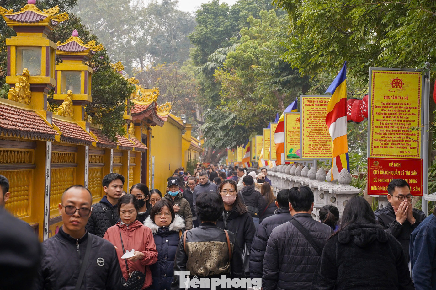 Năm 2025, Rằm tháng Giêng rơi vào ngày 12/2 dương lịch. Từ sáng sớm, dù trời mưa rét, nhiều ngôi chùa ở Hà Nội tấp nập du khách đến cầu khấn.