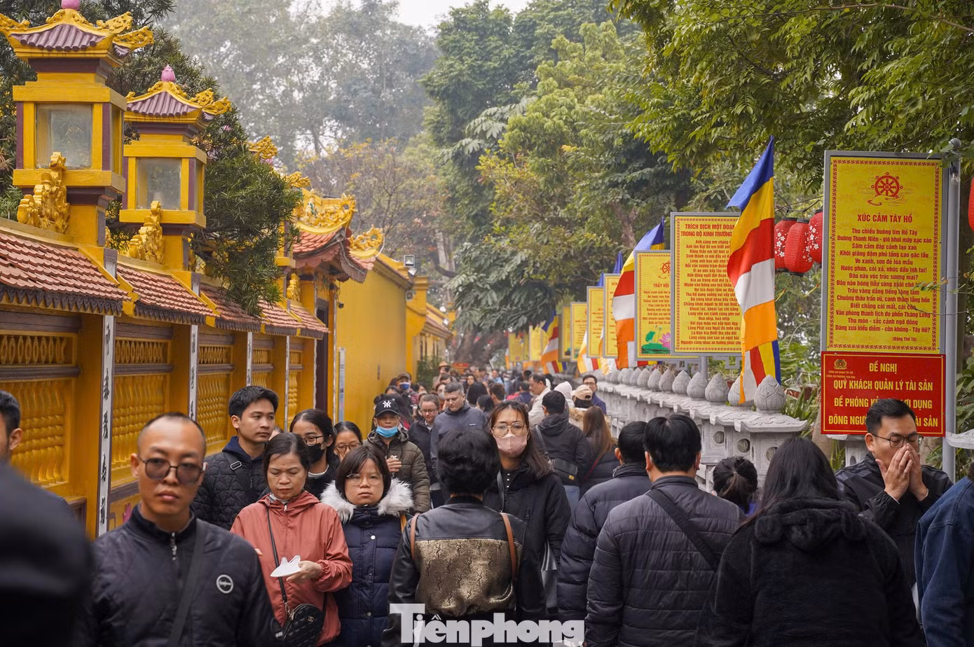 Năm 2025, Rằm tháng Giêng rơi vào ngày 12/2 dương lịch. Từ sáng sớm, dù trời mưa rét, nhiều ngôi chùa ở Hà Nội tấp nập du khách đến cầu khấn.