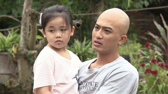 Mến và con gái- bé Tình có nhiều cảnh lấy nước mắt người xem.