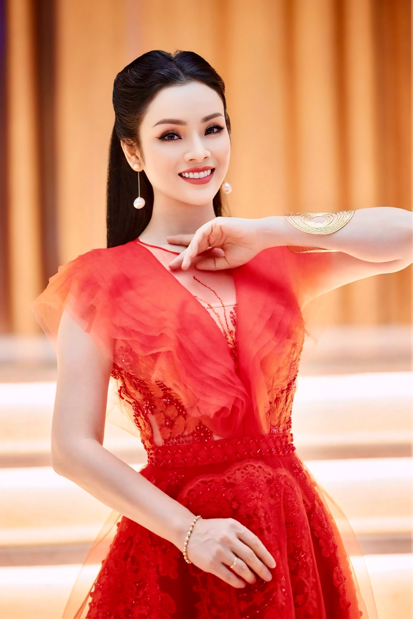 Tân Nhàn từng muốn bỏ nghề vì mất giọng. Tân Nhàn từng muốn bỏ nghề vì mất giọng.