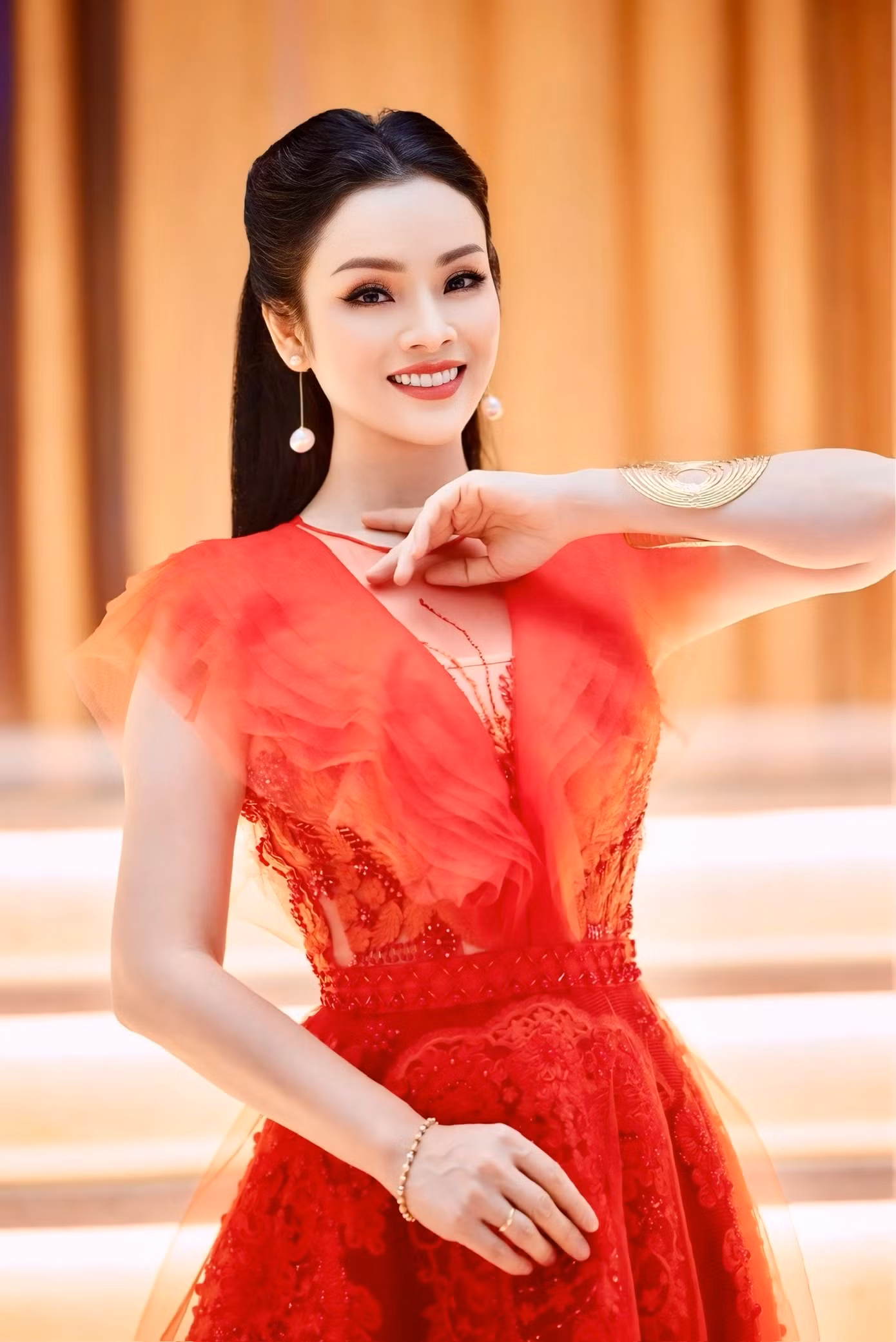 Tân Nhàn từng muốn bỏ nghề vì mất giọng. Tân Nhàn từng muốn bỏ nghề vì mất giọng.