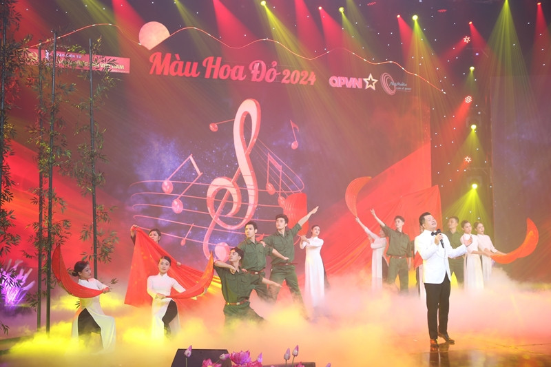 NSƯT Đăng Dương biểu diễn ca khúc Màu hoa đỏ, Đường chúng ta đi,...