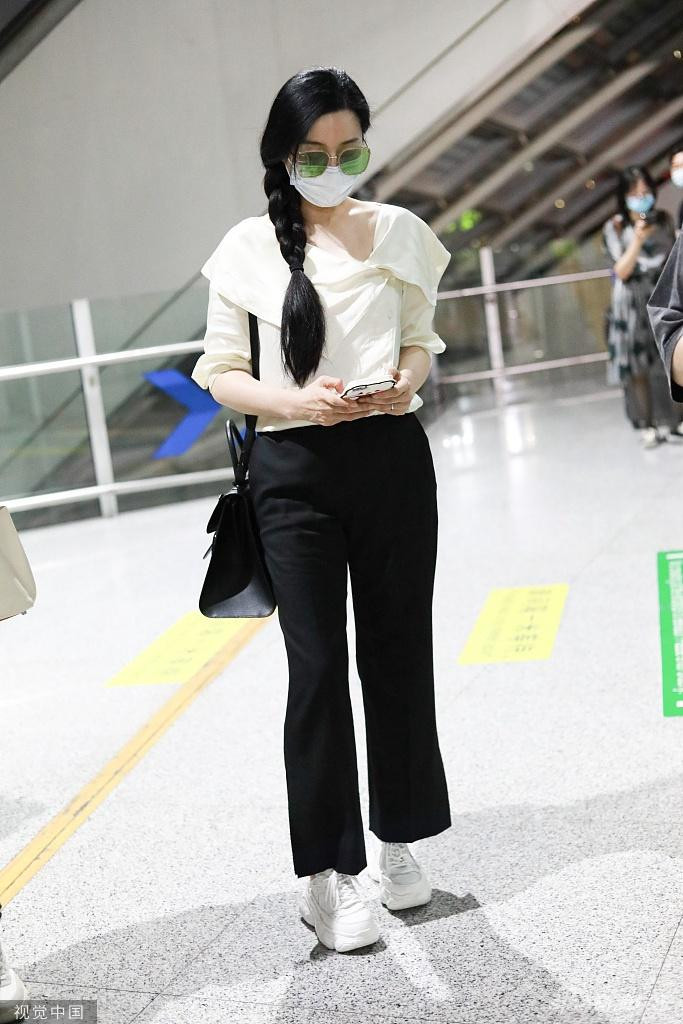 Phạm Băng Băng xuất hiện tại sân bay. Phạm Băng Băng xuất hiện tại sân bay.