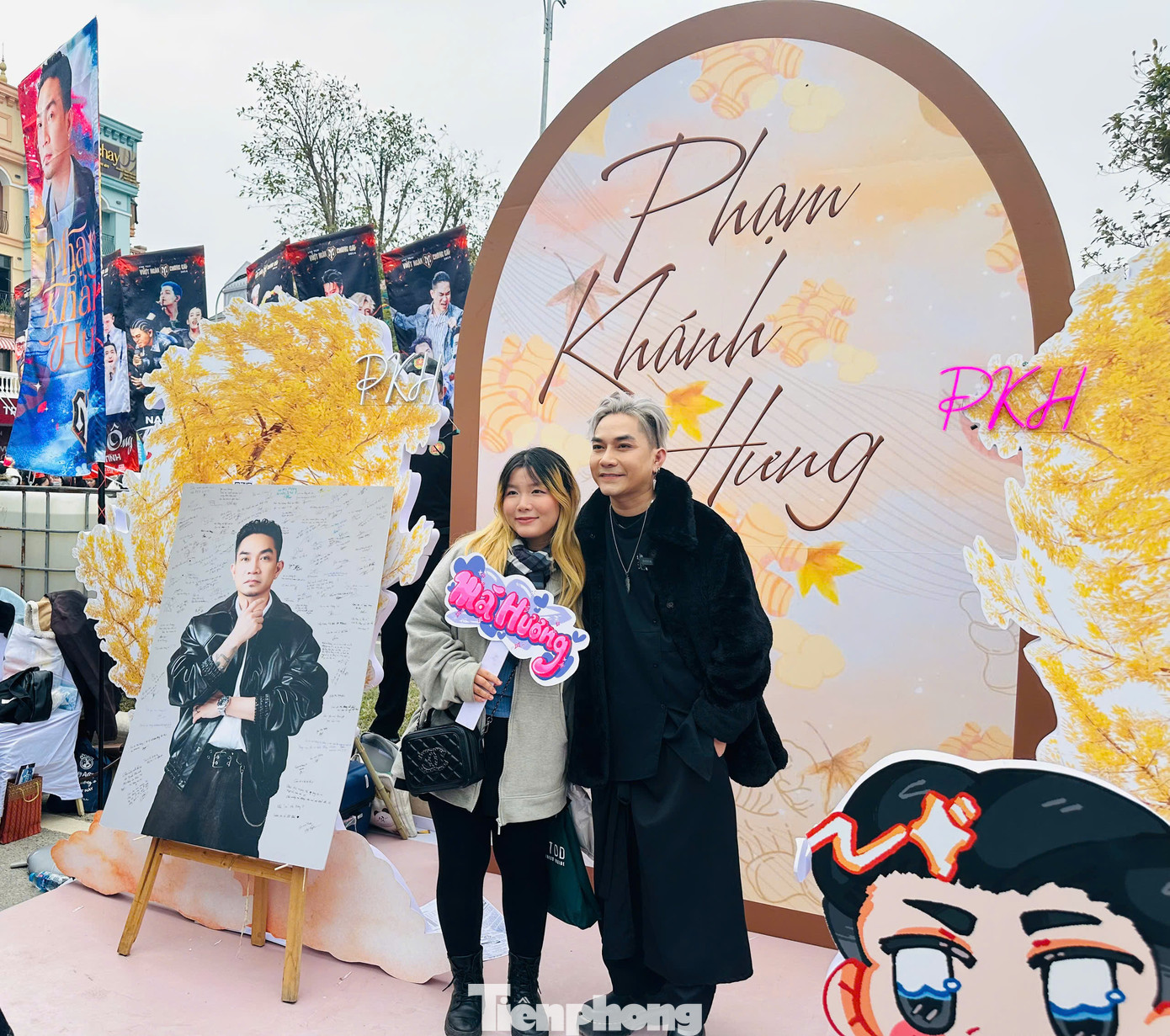 Fan nữ chụp ảnh cùng anh tài Phạm Khánh Hưng. Anh là một trong những nghệ sĩ lớn tuổi, nhiều kinh nghiệm nhất trong chương trình. Trong cuộc phỏng vấn với Tiền Phong, Phạm Khánh Hưng nói anh mở lòng, tính cách thay đổi nhiều khi sống ở ký túc xá cùng 32 anh tài.