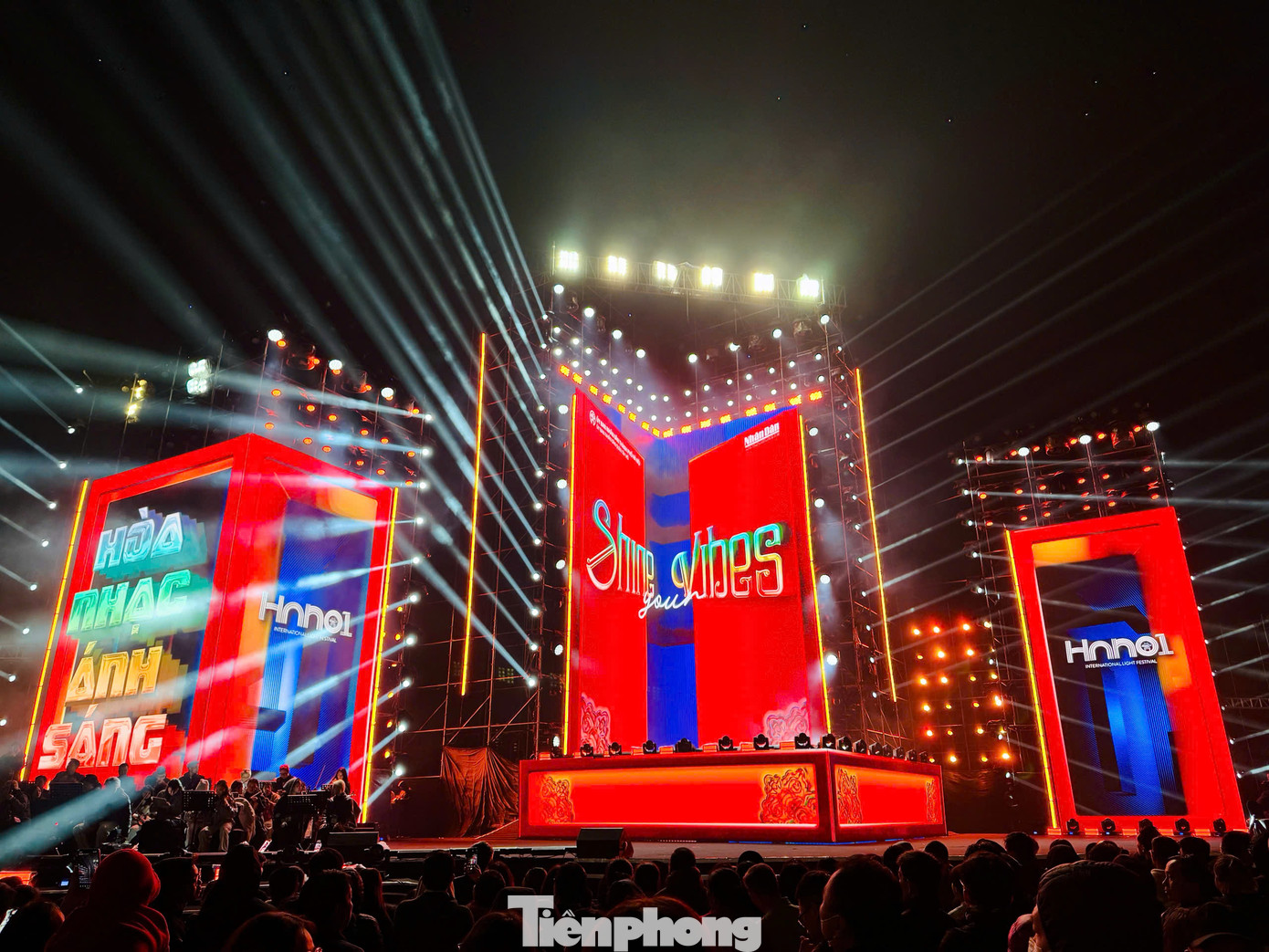 Tối 17/1, Hòa nhạc ánh sáng - Chào năm mới 2025 tổng duyệt bên Hồ Tây (Hà Nội). Sự kiện chính thức diễn ra tối 18/1, có NSND Thanh Hoa, ca sĩ Mỹ Tâm, rapper Big Daddy, ca nương Kiều Anh... biểu diễn. Đây là sự kiện mở màn Lễ hội ánh sáng quốc tế Hà Nội 2025. Từ khoảng 20h, rất đông người dân tập trung ở khu vực ngã tư Nguyễn Hoàng Tôn - Lạc Long Quân chờ xem buổi tổng duyệt.