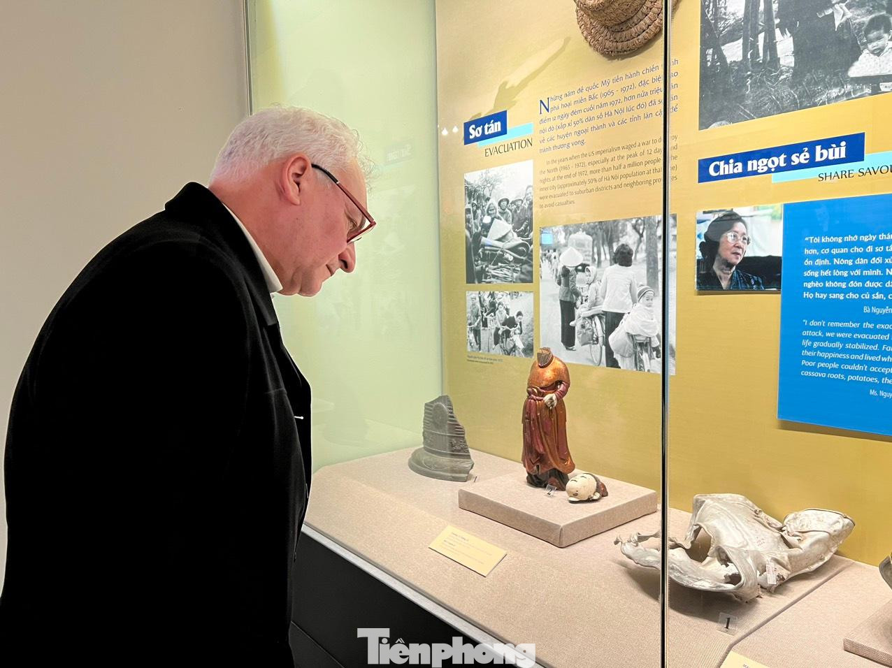Ông Philippe Le Failler - Trưởng đại diện Viện Viễn Đông Bác cổ Pháp tại Hà Nội - chiêm ngưỡng các hiện vật tại chuyên đề Máu và Hoa - Hà Nội 12 ngày đêm. Ảnh: NGỌC ÁNH. Ông Philippe Le Failler - Trưởng đại diện Viện Viễn Đông Bác cổ Pháp tại Hà Nội - chiêm ngưỡng các hiện vật tại chuyên đề Máu và Hoa - Hà Nội 12 ngày đêm. Ảnh: NGỌC ÁNH.