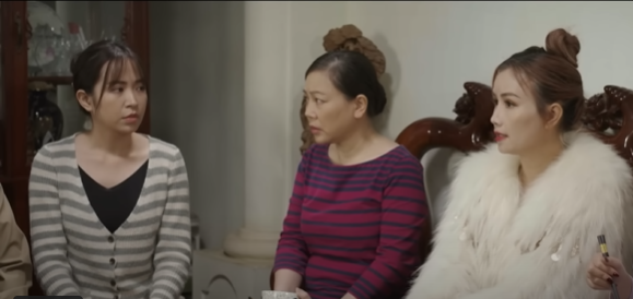 Mẹ Tuyết trách gia đình thông gia để con gái mình phải làm việc nhà. Ảnh: CMH.